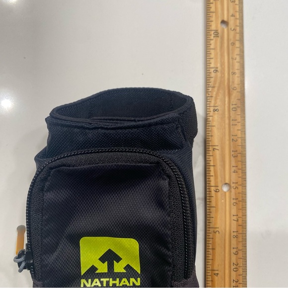 Nathan QuickSqueeze Insulated Handheld Bottle - Picture 4 of 5